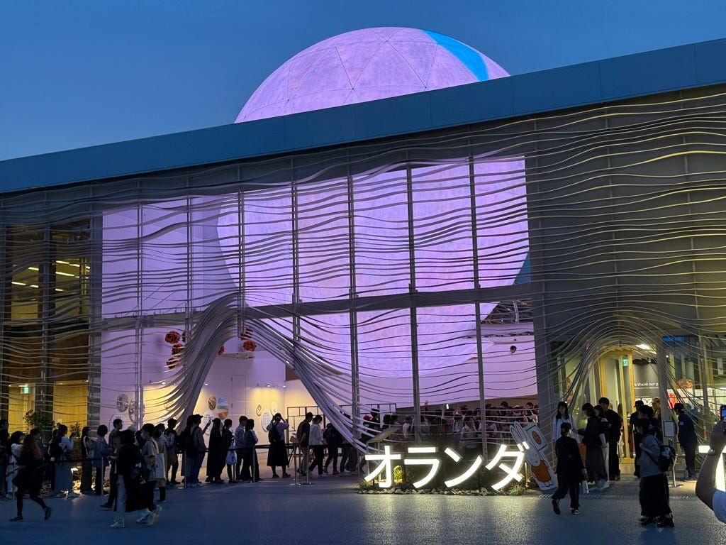 The Dutch pavilion at night (with “Holland” in Katakana characters)