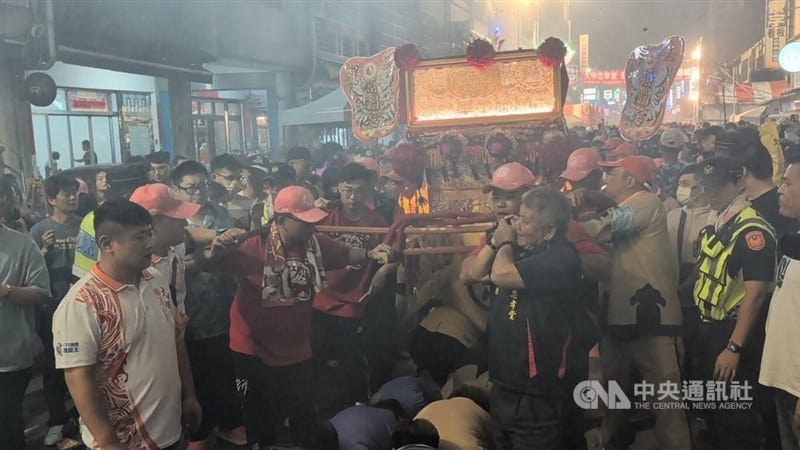 大甲媽祖遶境現場信眾拍攝|來源:中央社 / Focus Taiwan 大甲媽祖遶境現場信眾拍攝|來源:中央社 / Focus Taiwan