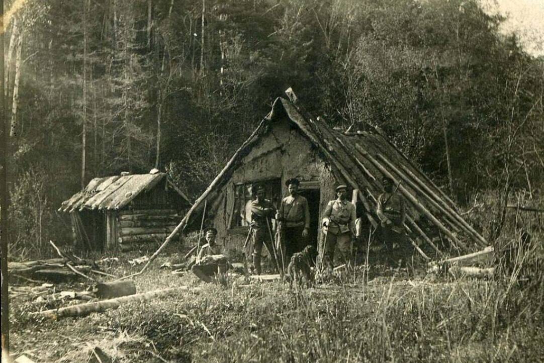 Участники секретной экспедиции у зверовой фанзы в тайге. В. К. Арсеньев — крайний слева (сидит)