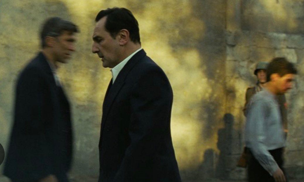 Moulin' tem alguns momentos bastante carregados e elegantes. Como  experiência histórica sonora, o filme tem as mais pesadas sequências da  competição de Cannes. Trabalho forte do Gilles Lellouche, que carrega bem a