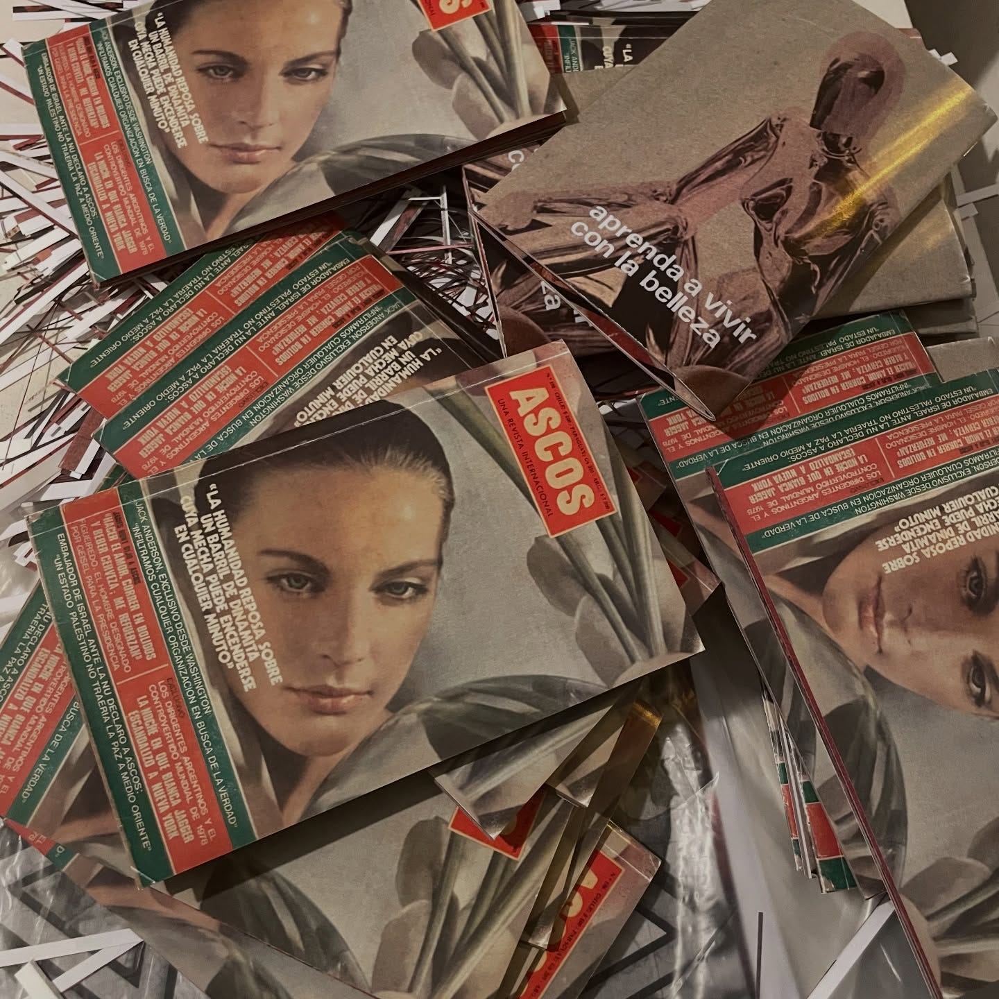 Puede ser una imagen de dinero y texto