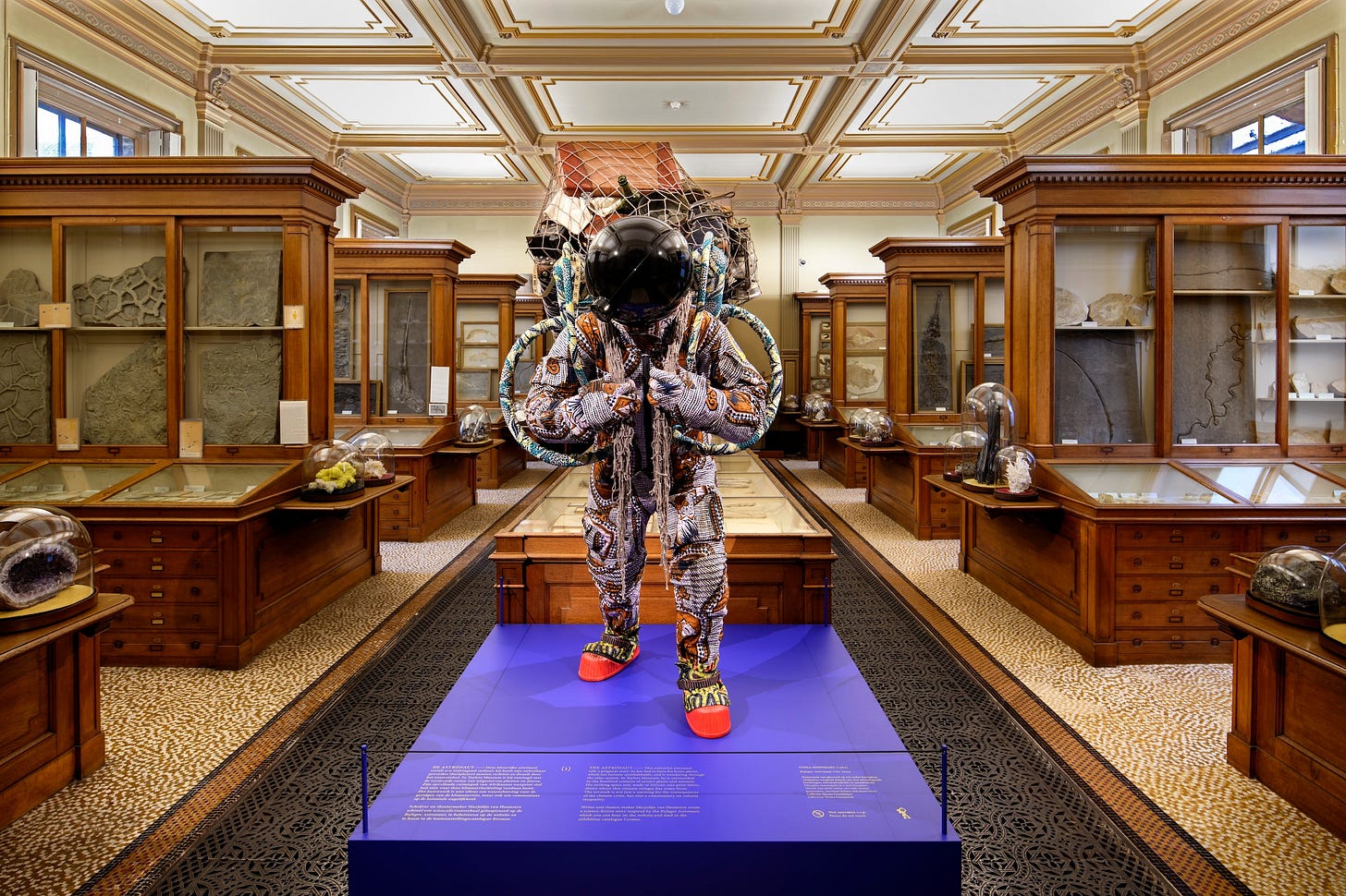 ‘Refugee Astronaut VIII’ (2024) van Yinka Shonibare in de Tweede Fossielenzaal van Teylers Museum.