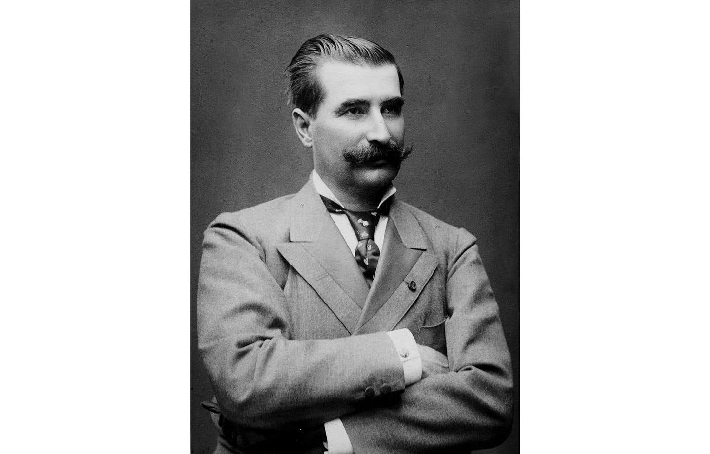 Cheveux noirs bien plantés sur un front largement découvert, la moustache bien frisée, le premier ministre Honoré Mercier se présente en Europe en 1891 gonflé du sentiment de sa grandeur et sensible au possible à tout ce qui est susceptible de le rehausser.