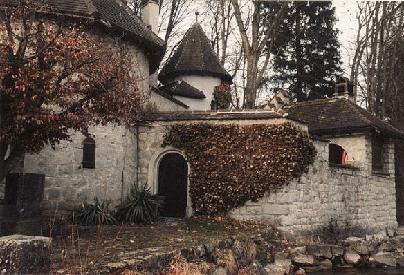 Jung's Tower House, Bollingen, Switzerland, by Andrew Taylor, 2009. CC BY-SA-2.0 Jung's Tower House, Bollingen, Switzerland, by Andrew Taylor, 2009. CC BY-SA-2.0