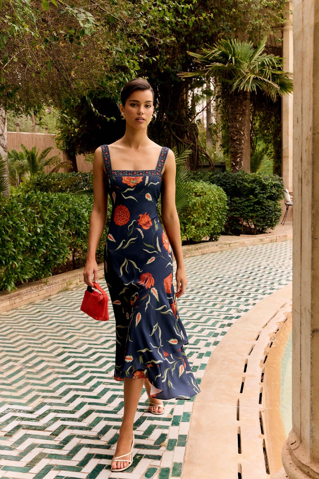 Vestido Sapphira Maracuyá Marino midi de tirantes fluido de Lady Pipa para invitada de boda.