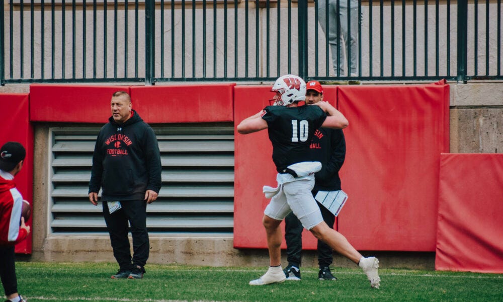 Wisconsin Badgers quarterback Tyler Van Dyke