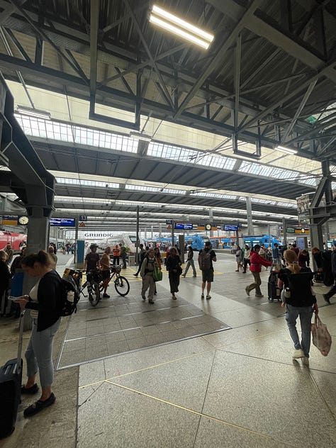 aeropuerto, estación de tren, plazas, ríos, iglesias