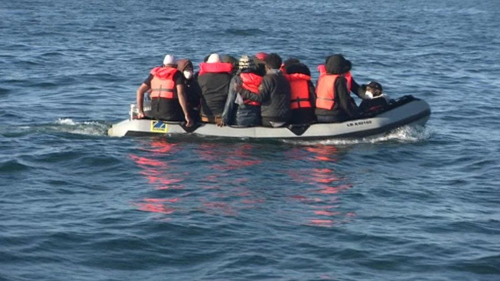 Channel crossings: Migrant crossings continue amid good weather - BBC News