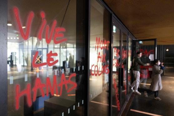 Les portes taguées de l’entrée de Sciences Po Strasbourg, le 8 octobre 2025. 