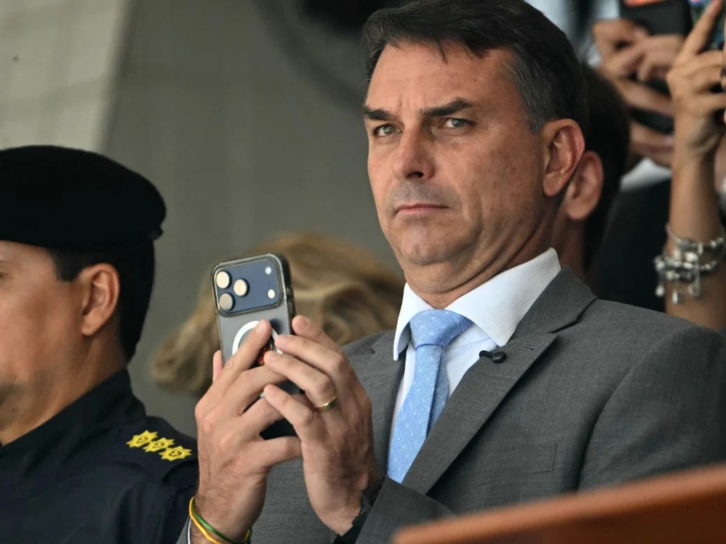 Flávio mira a Constituição em aceno a radicais e reacende alerta de golpe institucional - Fundação Perseu Abramo Flávio mira a Constituição em aceno a radicais e reacende alerta de golpe institucional - Fundação Perseu Abramo