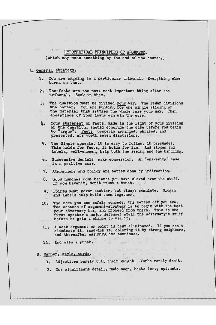 Galeria com quatro páginas escaneadas do manuscrito “Materials on Legal Argument”, preparado em 1957 pelo professor Karl N. Llewellyn para os alunos das Faculdades de Direito da Universidade de Columbia e da Universidade de Chicago. Os documentos trazem conselhos diretos e atemporais sobre como argumentar de forma clara, estratégica e persuasiva, tanto na escrita quanto na sustentação oral.