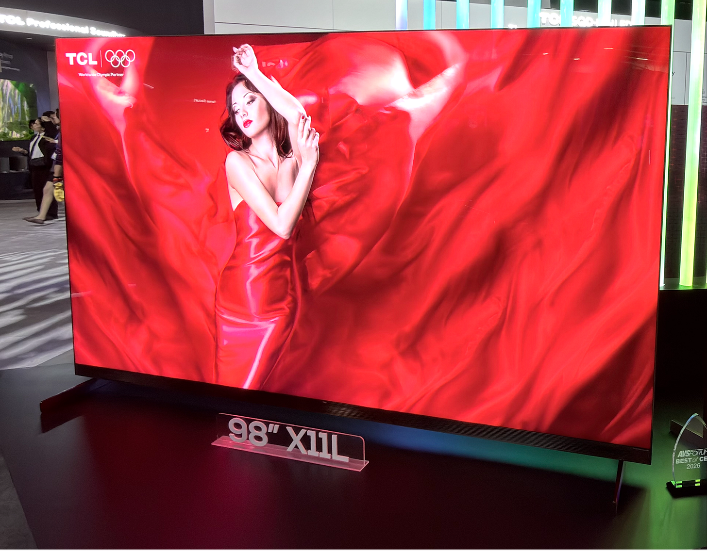 A large screen with a person on it

AI-generated content may be incorrect.