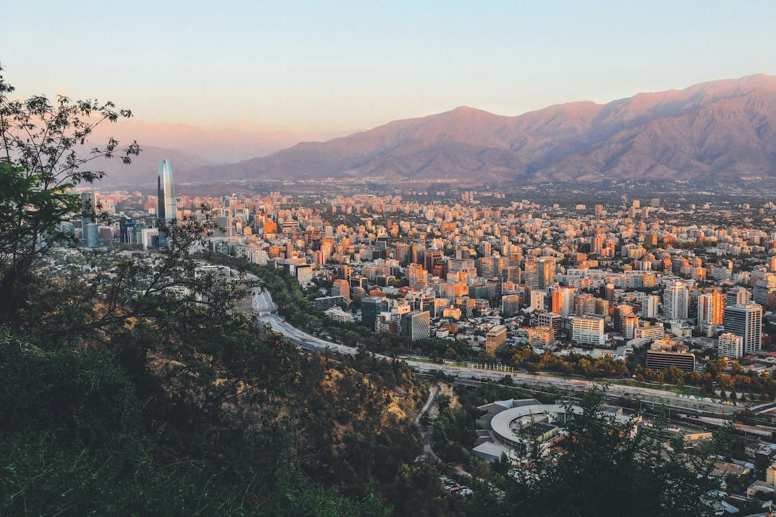Gratis Fotografía Aérea De La Ciudad Cerca De La Montaña Foto de stock