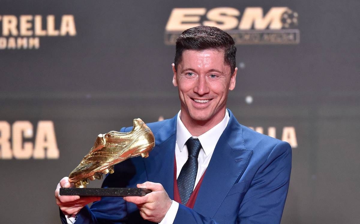 Lewandowski Celebrates the Boot of Gold and puts an aim...