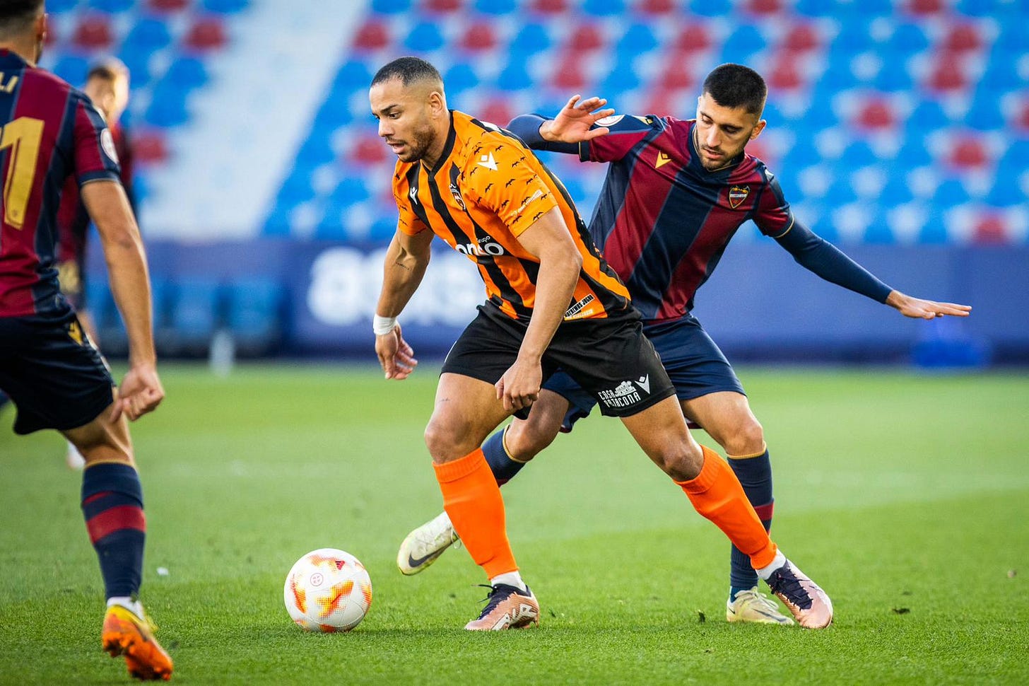 Moisés Eboko durante el partido que enfrentó a Atlético Levante y Patacona en el Ciutat de València esta temporada Moisés Eboko durante el partido que enfrentó a Atlético Levante y Patacona en el Ciutat de València esta temporada