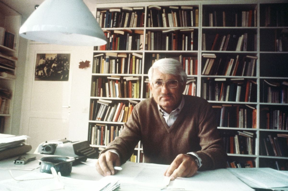 Jürgen Habermas, filósofo social e sociólogo da "Escola de Frankfurt", fotografado em agosto de 1981 em sua casa em Starnberg. • Roland Witschel/picture alliance via Getty Images