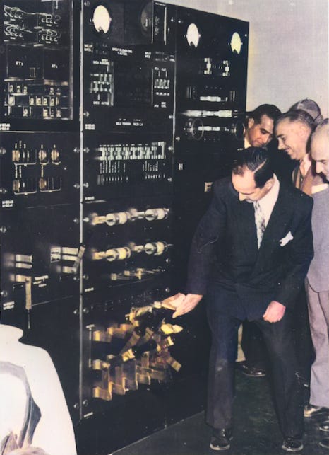 Fotografia colorejada de Josep Figueres Ferrer, president de la República de Costa Rica, activant un quadre de força, durant l'acte de la inauguració de la nova central del tipus 'Rotary 7D' a l'any 1956.