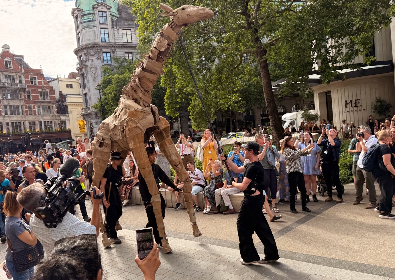 A person walking a giraffe with a crowd of people

AI-generated content may be incorrect.
