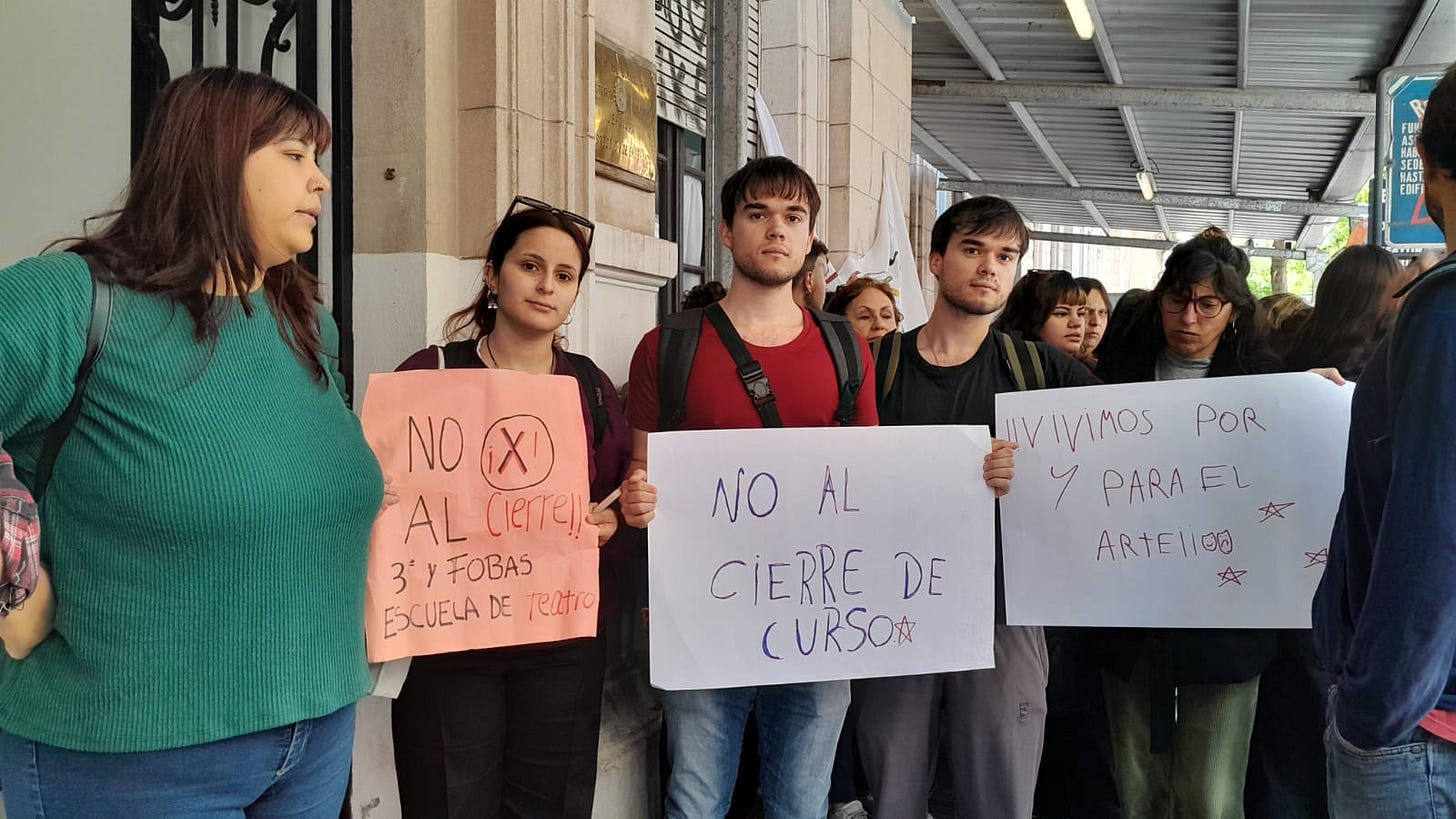 Alumnos y docentes se manifiestan por el posible cierre de cursos en la Escuela de Teatro Alumnos y docentes se manifiestan por el posible cierre de cursos en la Escuela de Teatro