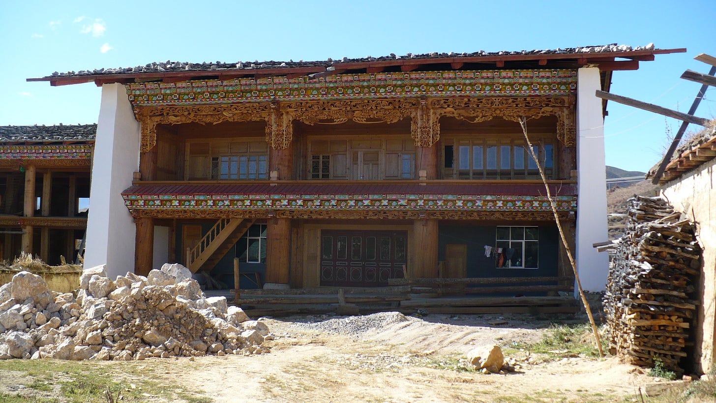 File:Typical Tibetan Farm House, Shangri-La - panoramio.jpg - Wikimedia  Commons