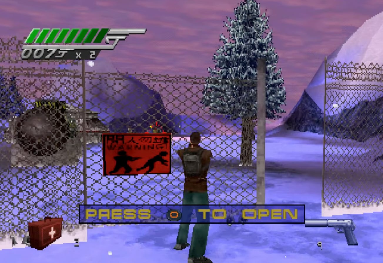 Jogo em terceira pessoa, ambiente de neve, homem de casaco marrom de frente a um portão e um texto escrito "press square to open" na tela. Jogo em terceira pessoa, ambiente de neve, homem de casaco marrom de frente a um portão e um texto escrito "press square to open" na tela.