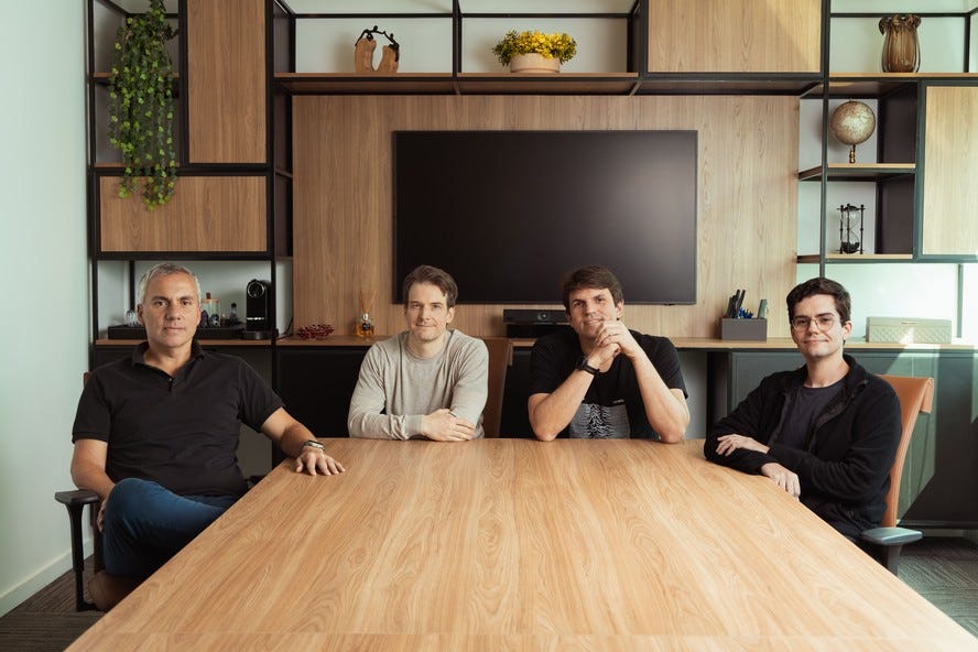 Da esquerda para a direita: Alex Gorra, John Delaney, Bruno Passos e Vinicius Corrêa