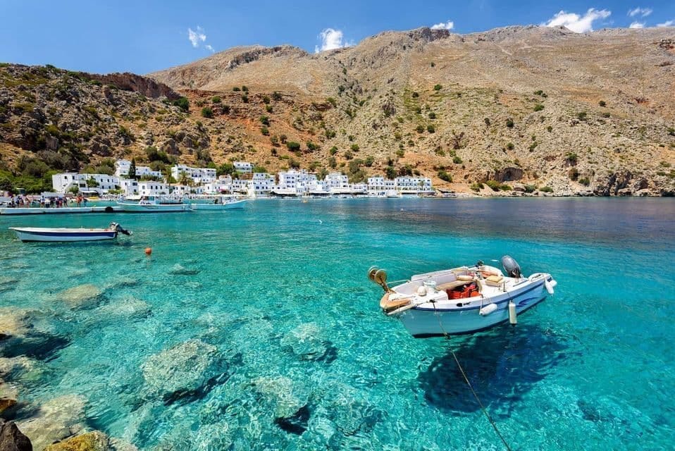 https://www.weroad.it/cdn-cgi/image/q%3D75%2Cscq%3D60%2Cf%3Dauto/https%3A//strapi-imaginary.weroad.it/resource/medium/9437/boat-turquoise-water-coastal-village.jpg