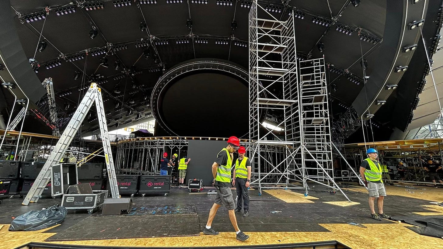 Staging crew preparing large-scale LED and lighting setup – real-world execution in event production Staging crew preparing large-scale LED and lighting setup – real-world execution in event production