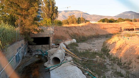 Η εκβολή του ρέματος των Τραχώνων όπως είναι σήμερα, με τον υδροβιότοπο και το λιμανάκι των ερασιτεχνών αλιέων