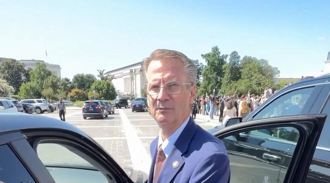 It’s a fistfight, Burchett says, deep state is hiding full UFO disclosure from President Trump