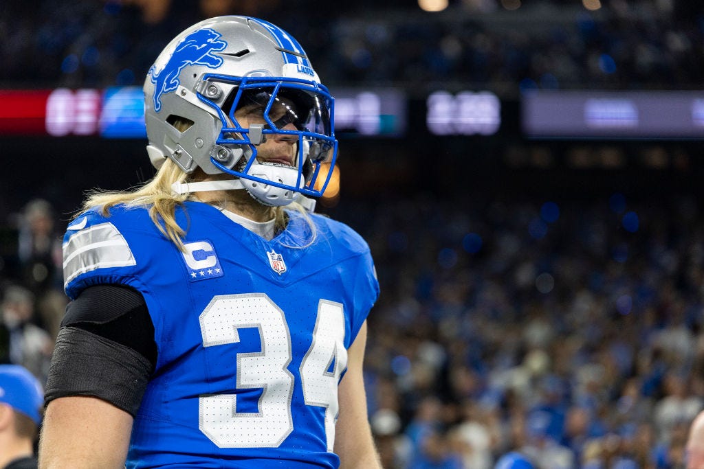 Alex Anzalone, a potential star considered "the toughest defensive end," sadly left the field with a serious knee injury that could end his career in 2025. Alex Anzalone bitterly declared: "This is the worst signing of the Lions' season..".D