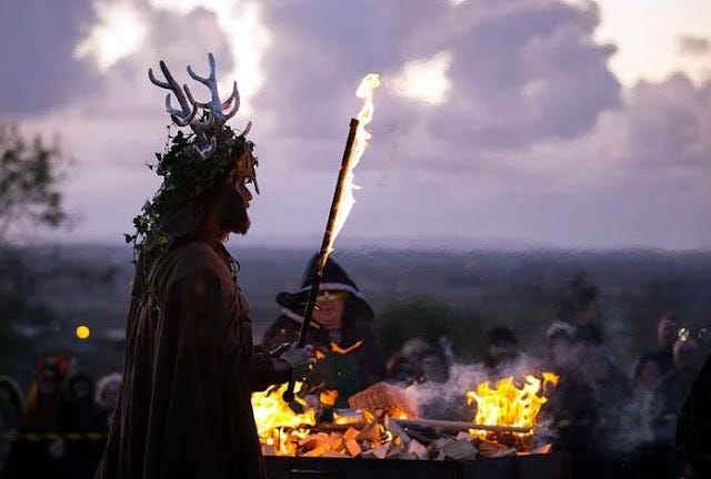 Um neopagão celebra Samhain. Um neopagão celebra Samhain.