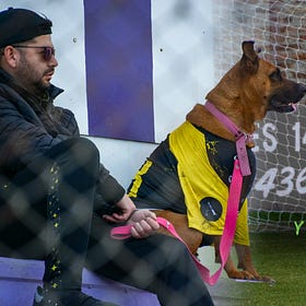 Layla, la hincha que nunca abandona a la ‘Tucu’ Aragón en Estrella de Oro