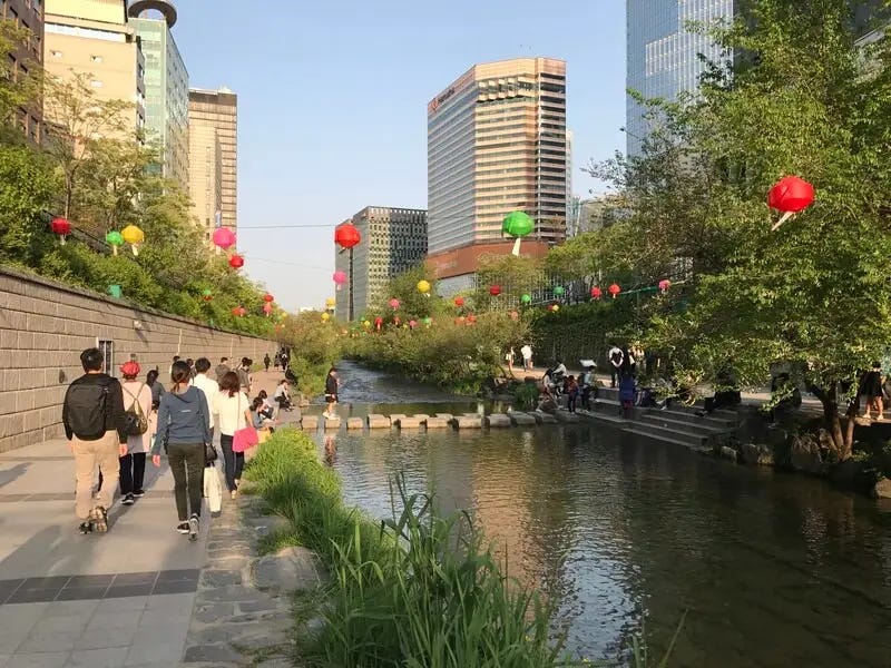 Cheonggyecheon tras su transformación en corredor verde