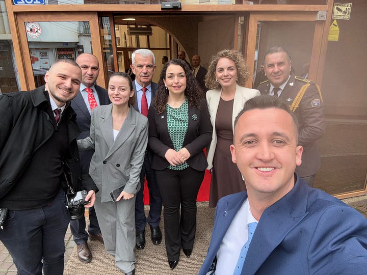 Ridvan Haliti, profili i tij në facebook, dhe fotografitë e tij me Presidenten e Republikës së Kosovës znj Vjosa Osmani.