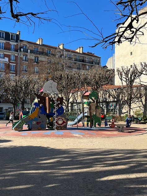 1. street art 2. jonquilles 3. module de jeu pour enfants 4. un oiseau en contrebas du pont 5. sandwich coupé en deux