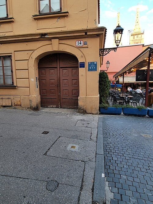 File:A broad view of a Stolpersteine showing its location.jpg