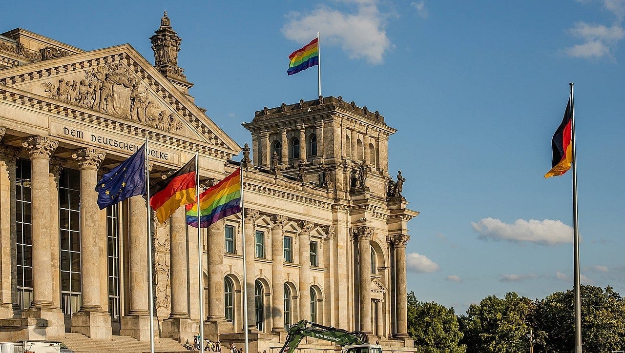 LGBT Flaggen am Deutschen Bundestag, Juli 2022.
