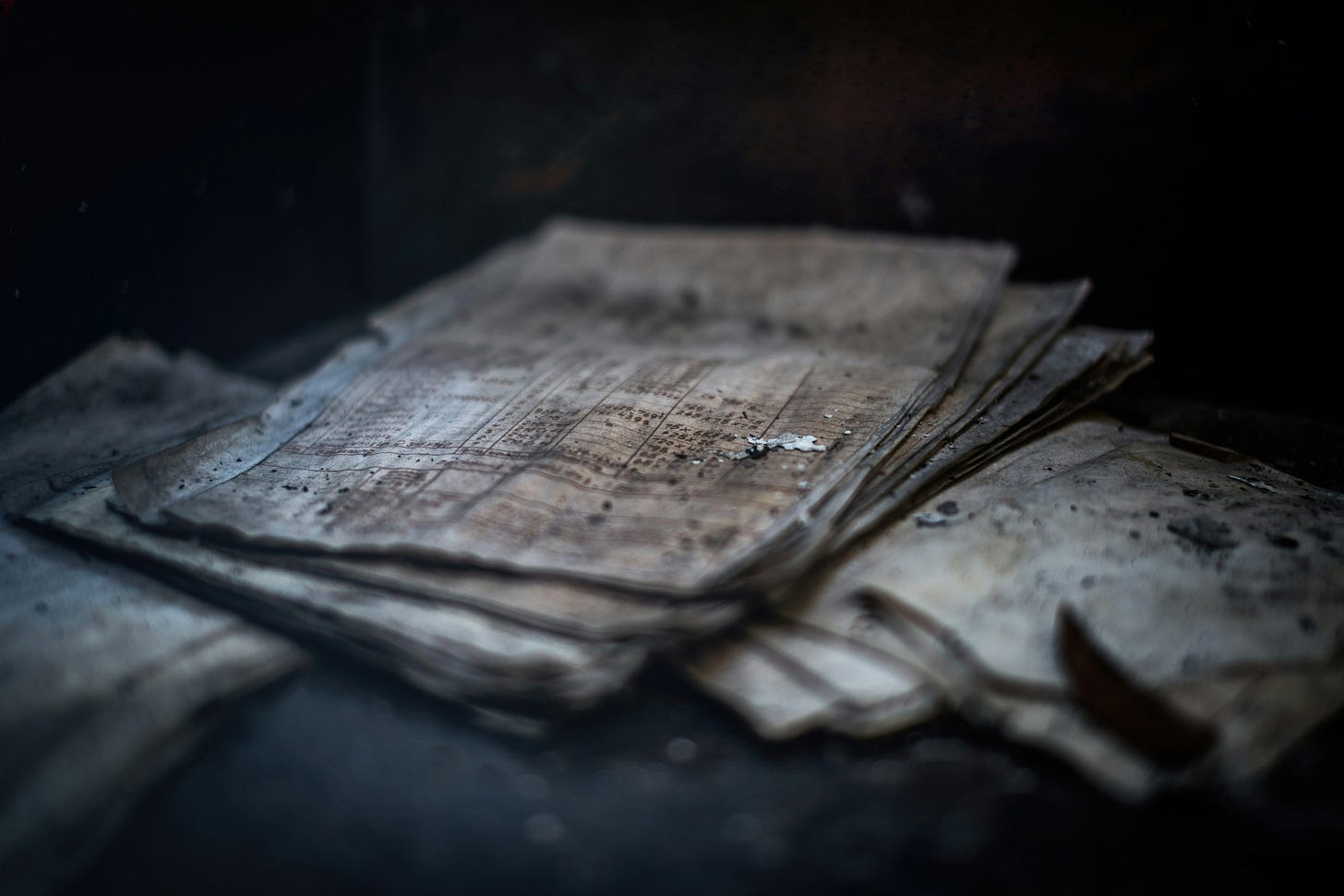 Foto de documentos viejos que seguramente no podrías usar en tu LLM mediante RAG, por Denny Müller, en Unsplash