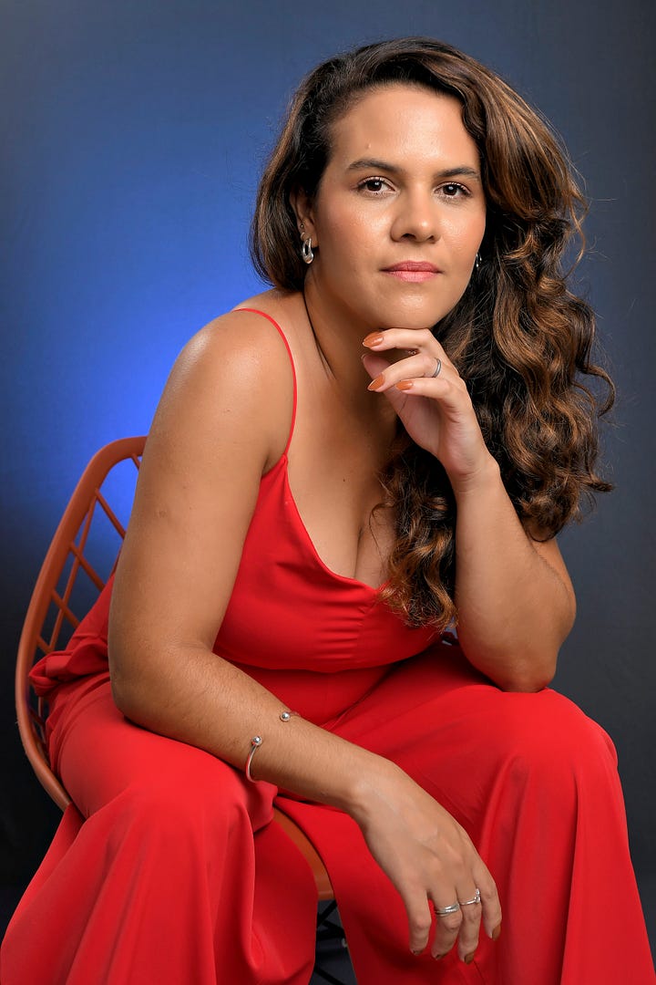 modelo posa numa cadeira