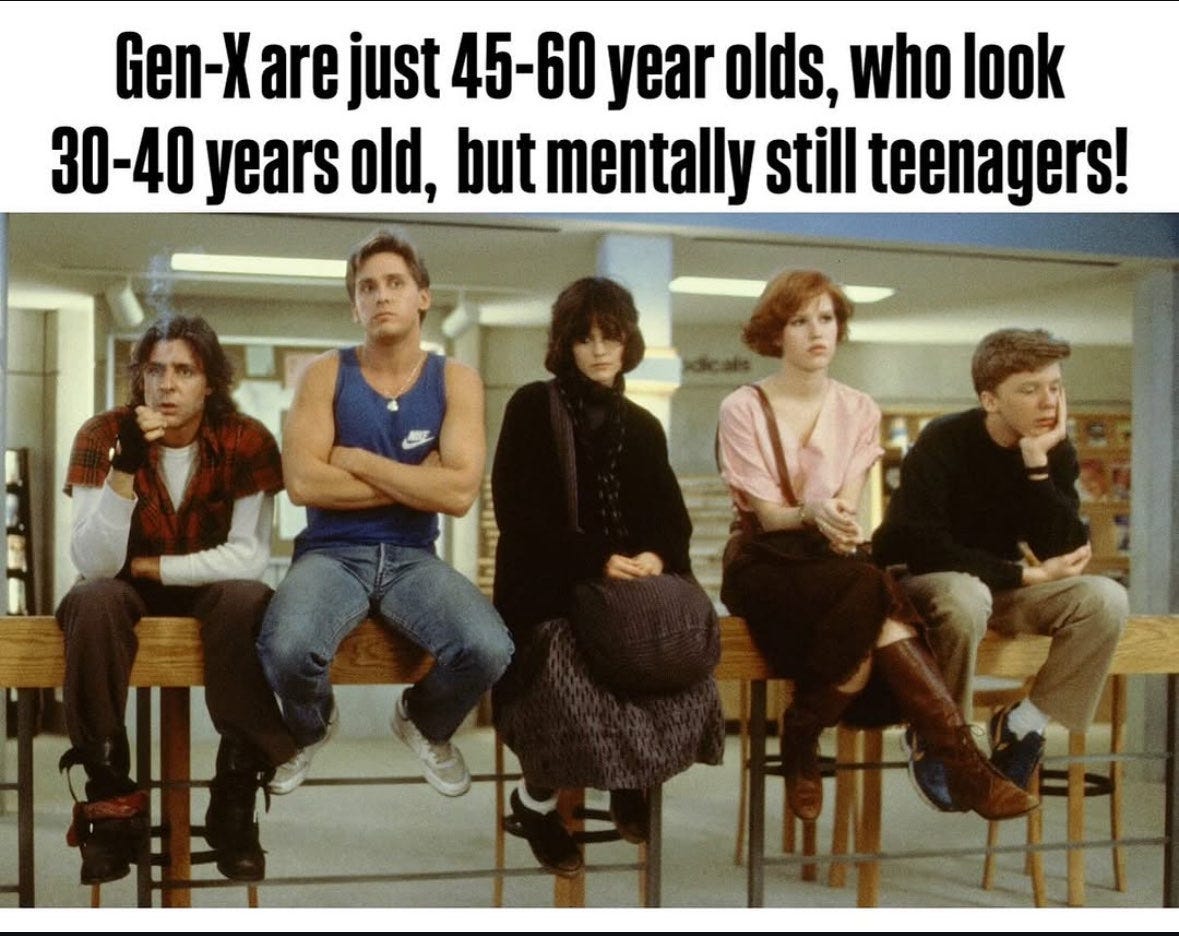 5 Teenager sitzen auf einem Holzbalken und schauen trist in die Ferne. Die Szene ist in einem Gebäude, es sieht schulisch aus.
