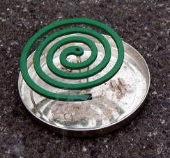 一盤正在使用的蚊香|來源:Modeha / Wikimedia Commons(CC BY-SA 3.0) 一盤正在使用的蚊香|來源:Modeha / Wikimedia Commons(CC BY-SA 3.0)
