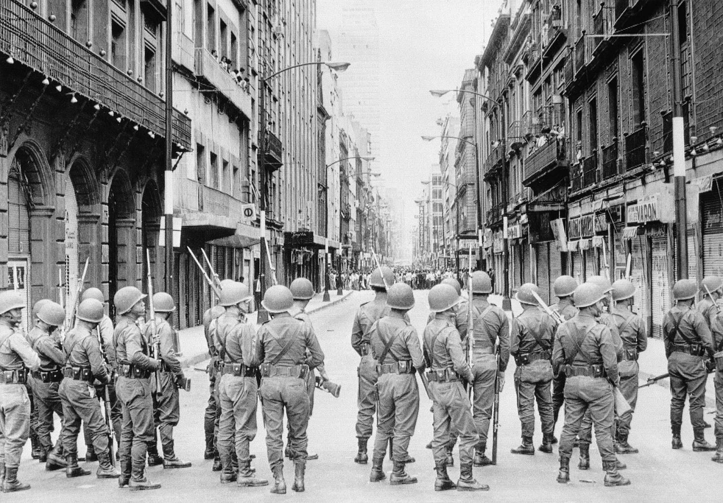 Soldati per le strade di Città del Messico, 1968 - RIA Novosti, 1920, 06.07.2025