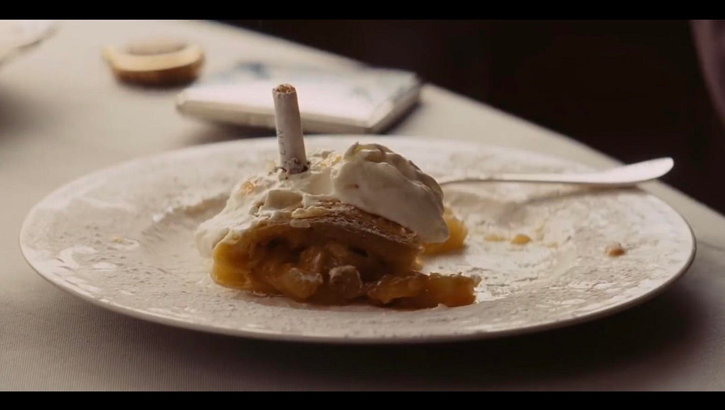 Em Bastardos Inglórios (2009), o Coronel Landa apaga seu cigarro no strudel,  que se assemelha à cabana LaPadite. : r/MovieDetails