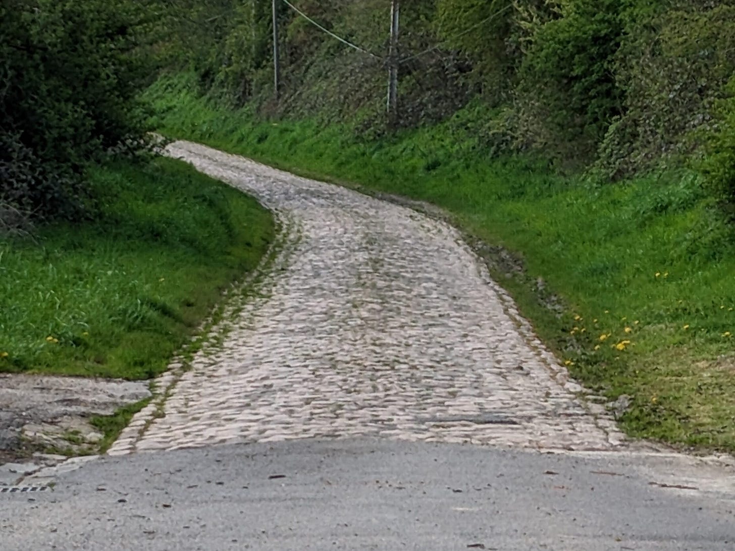 Exit of Pavés Saint Python where I had my race ending crash. The cobbles bend to the left after 100m Exit of Pavés Saint Python where I had my race ending crash. The cobbles bend to the left after 100m