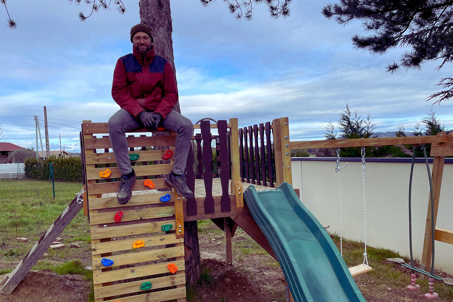 Photo de Yoann sur une aire de jeu qu’il a construite