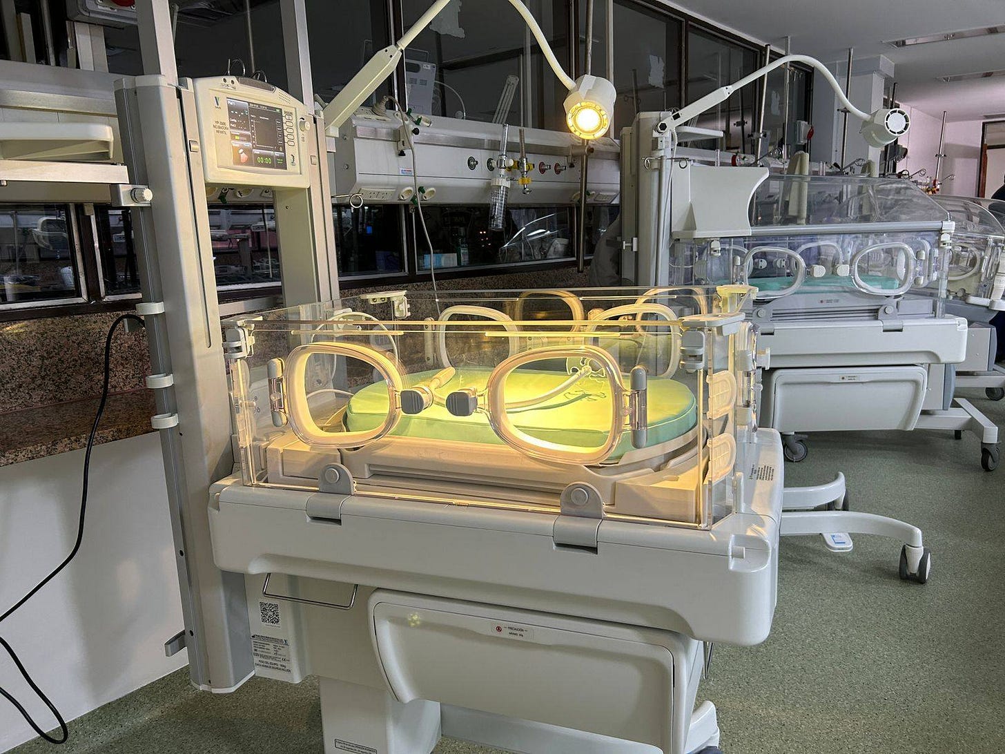 Puede ser una imagen de anteojos, hospital y texto Puede ser una imagen de anteojos, hospital y texto