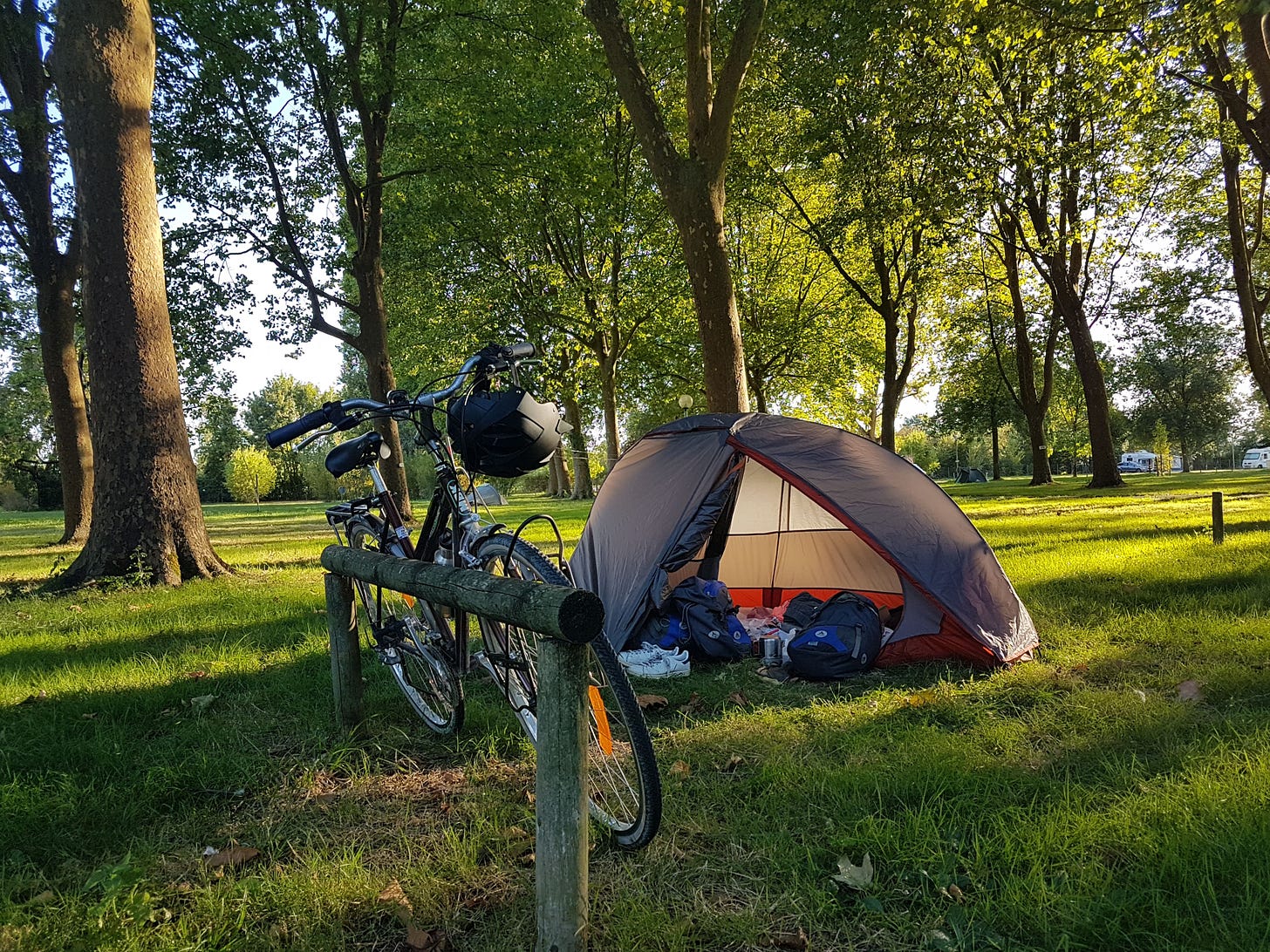 vélo et tente de camping sous la lumière du soleil