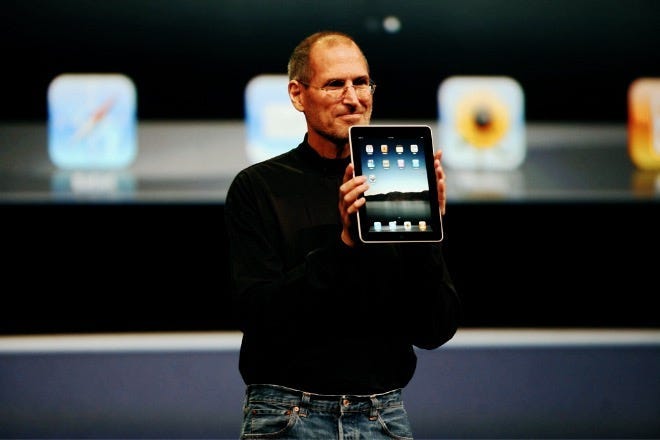 A person holding a tablet

Description automatically generated