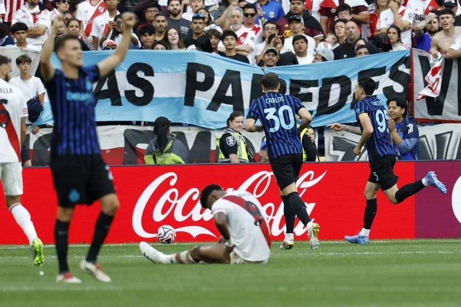Alessandro Bastoni (d) del Inter de Milán celebra tras marcar durante el partido de la Copa Mundial de Clubes de la FIFA 2025 entre el Inter de Milán y River Plate en Seattle, Washington, Estados Unidos, 25 de junio de 2025. (Mundial de Fútbol) EFE/EPA/JOHN G. MABANGLO